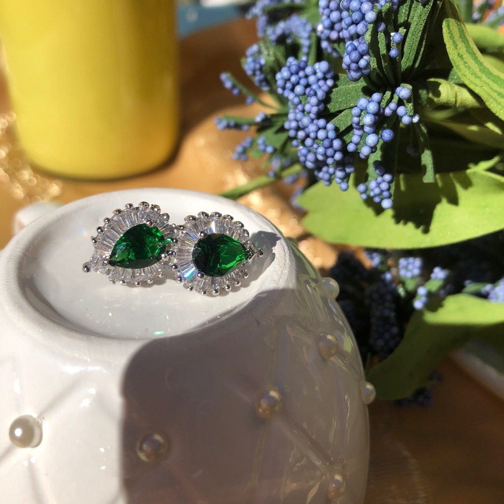 SIMULATED GREEN & WHITE DIAMOND EARRINGS. .98 cts. - Picture 4 of 8